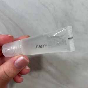 r.e.m. Plumping Lip Gloss Utmost Importance